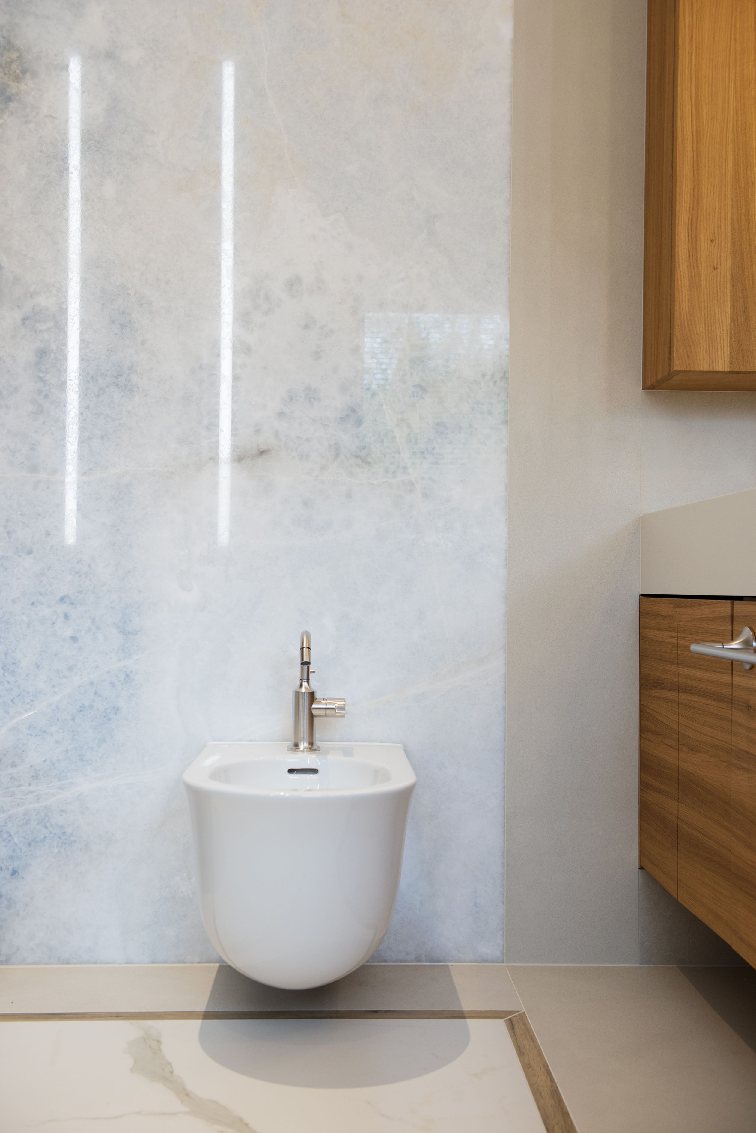 Niebieski onyks harmonijnie łączy się z pozostałymi elementami wnętrza.